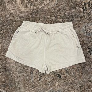 Vuori Halo Performance Shorts Pale Gray Heather Dream Knit Women’s S